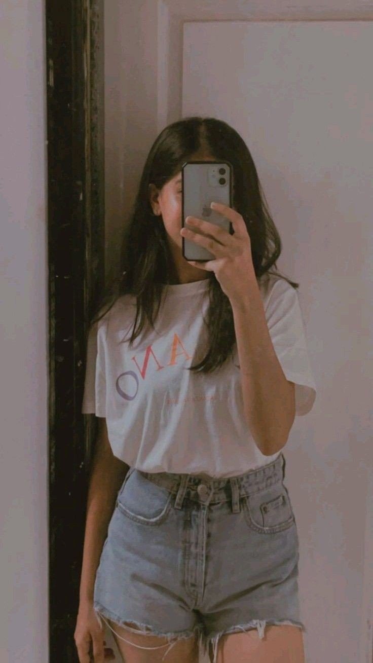mirror selfie dp girl black and white mirror selfie dp girl black and white