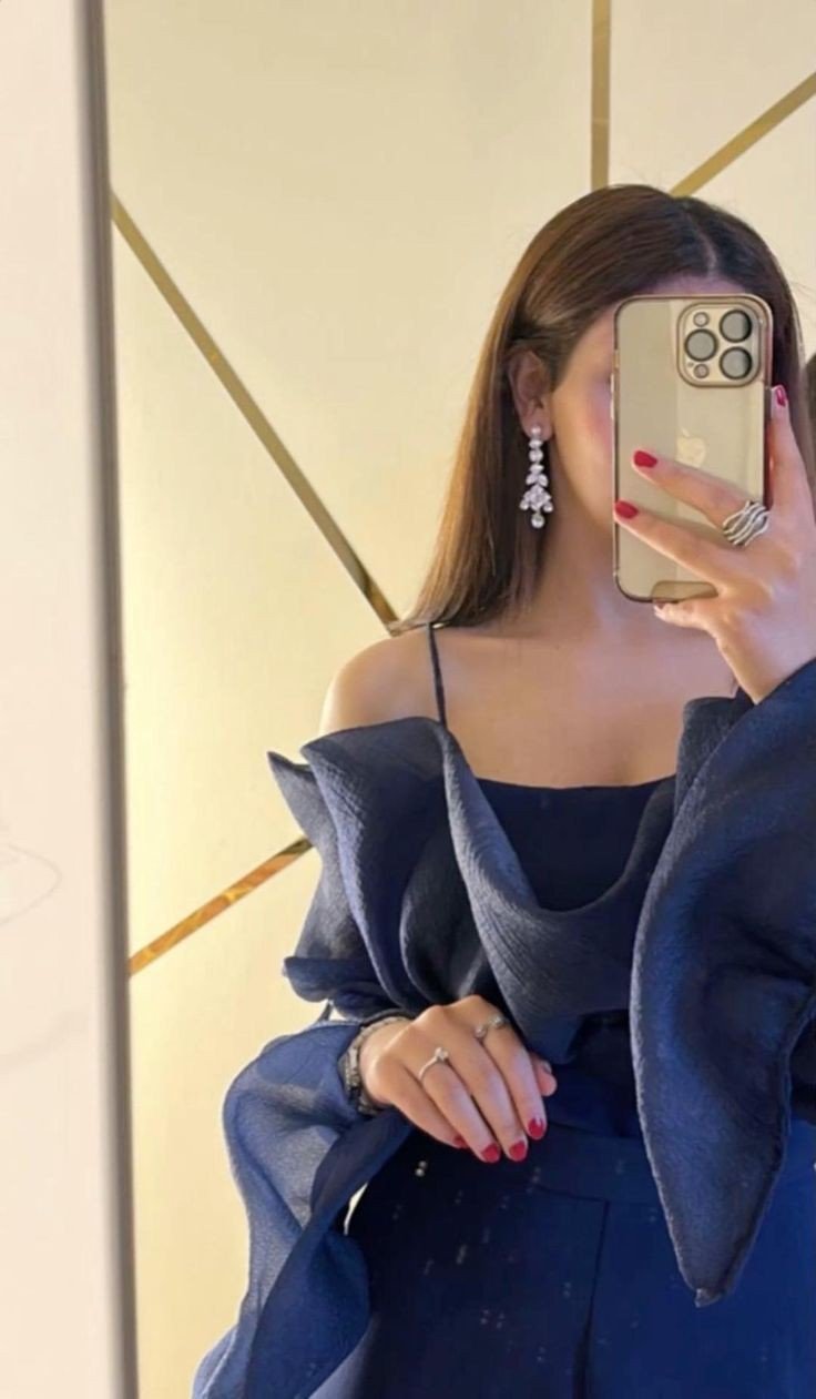 mirror selfie dp girl black and white mirror selfie dp girl black and white