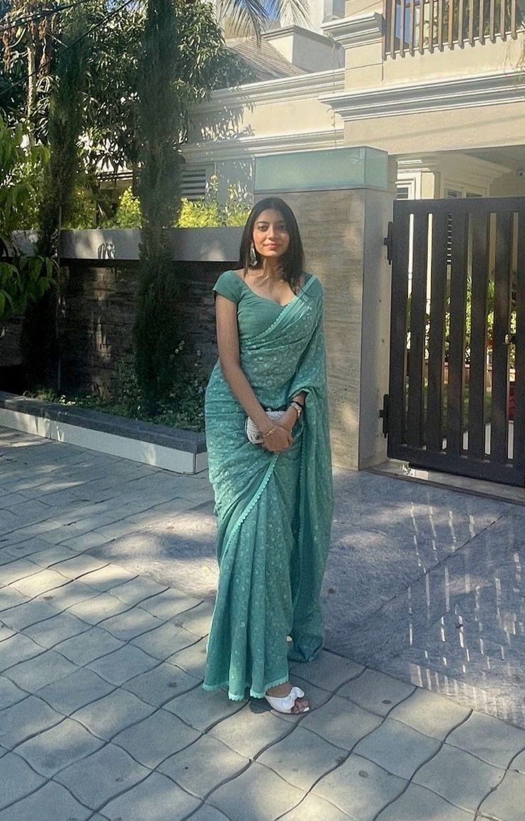 saree girl dp pic simple attitude saree girl dp pic simple attitude